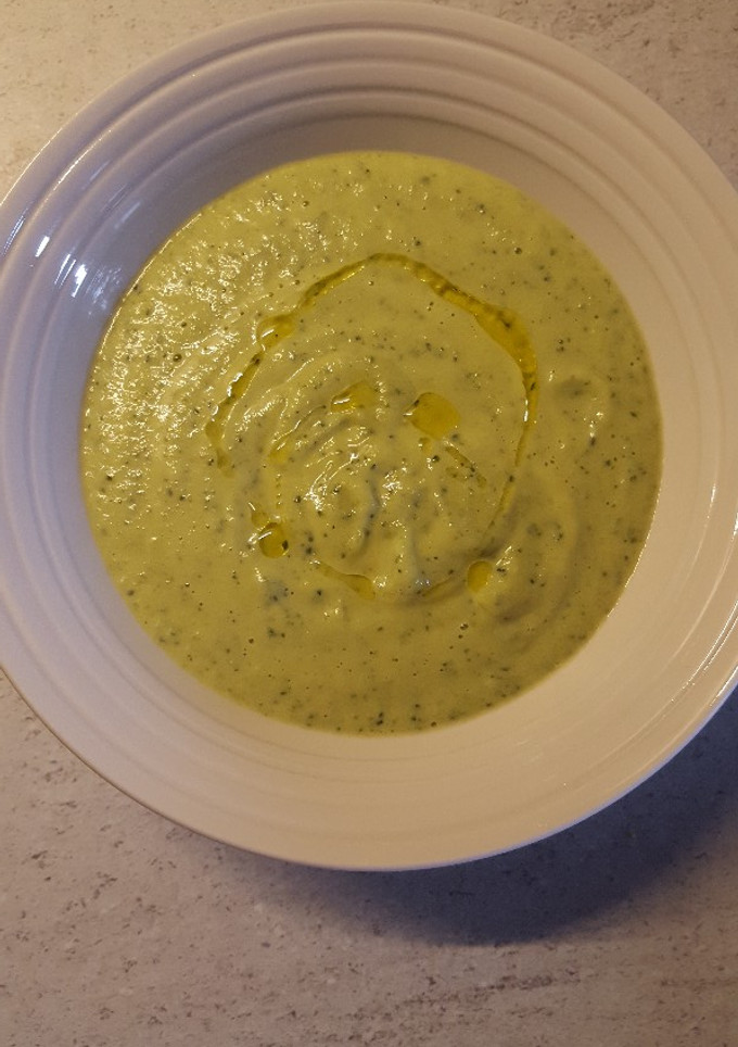 Una foto de Crema de calabacín y curry