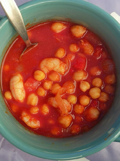 Una foto de Garbanzos con Langostinos 🦐🦐