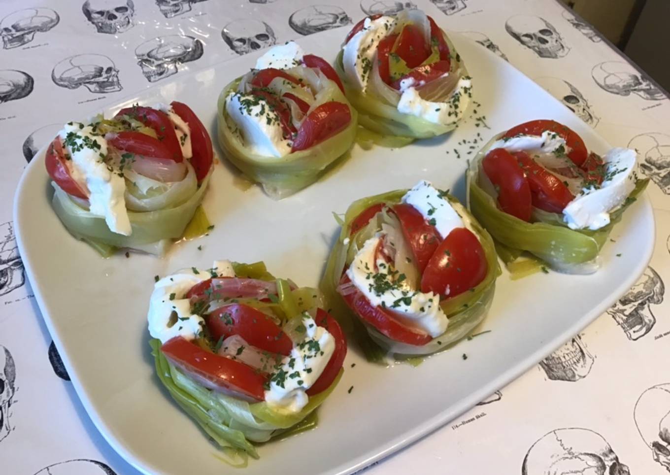 Nids de poireaux aux tomates et mozzarella di buffala