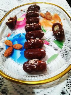 ખજૂર બદામ ની ચોકલેટ (Date almond chocolate Recipe in gujarati) રેસીપી મુખ્ય ફોટો