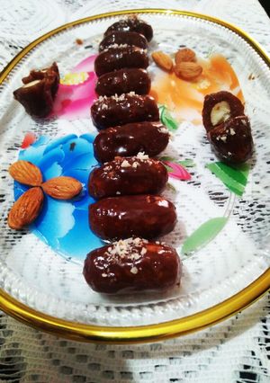 ખજૂર બદામ ની ચોકલેટ (Date almond chocolate Recipe in gujarati) રેસીપી મુખ્ય ફોટો