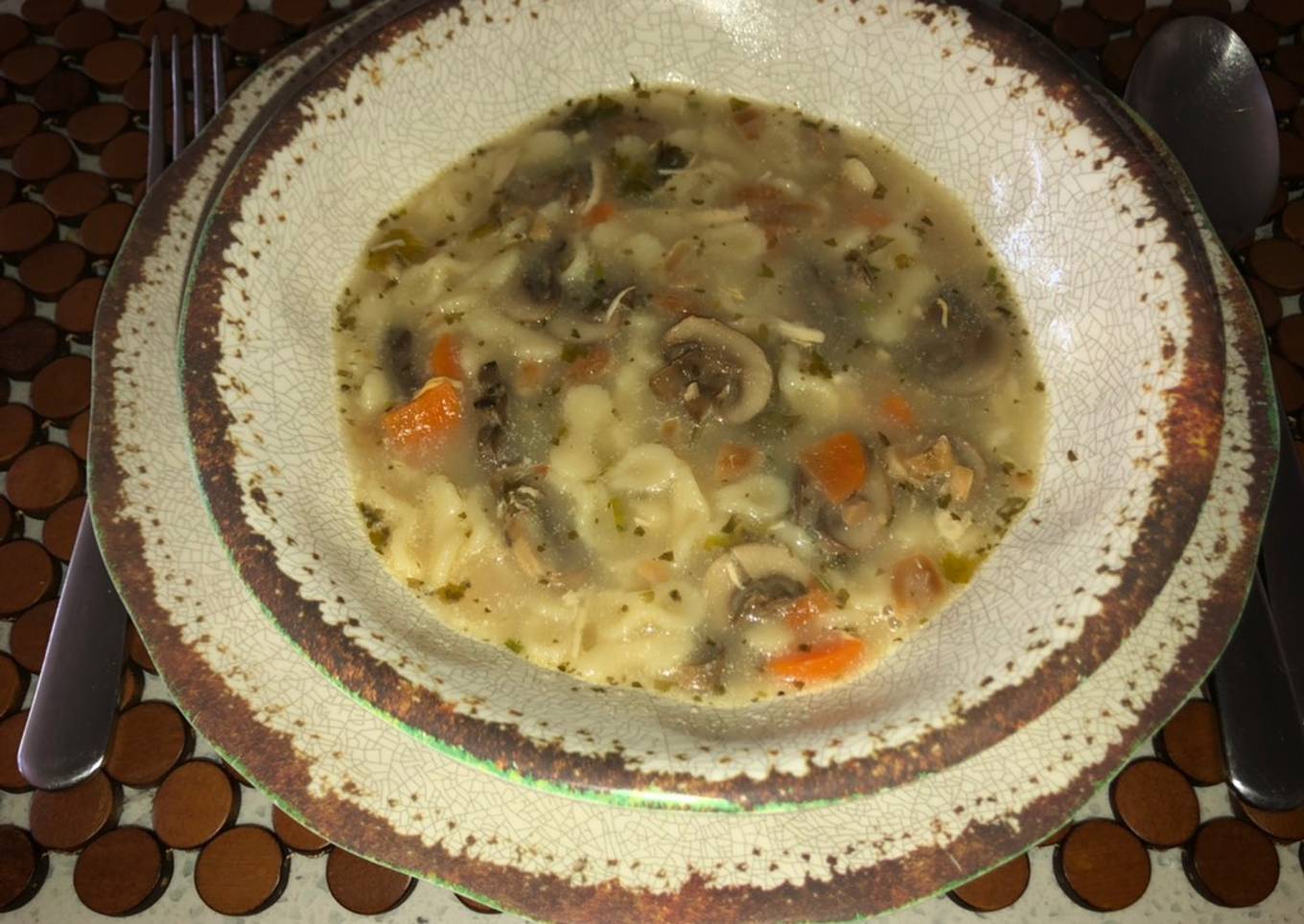 Consomé con fideos maní y champiñones