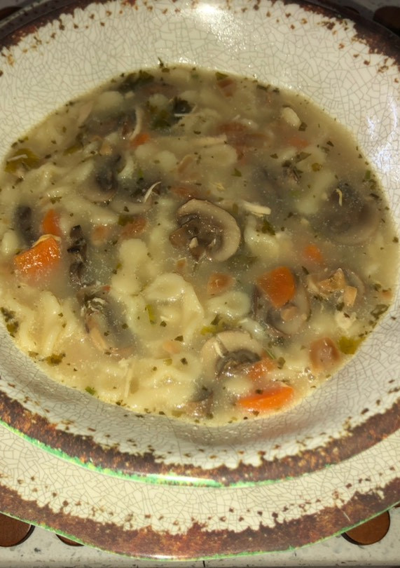 Una foto de Consomé con fideos maní y champiñones