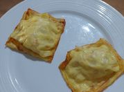 Una foto de raviolis de queso