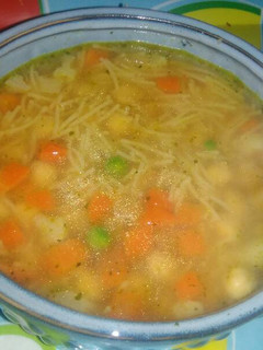 Una foto de Sopa de garbanzos y fideos con verduras (sin sal)