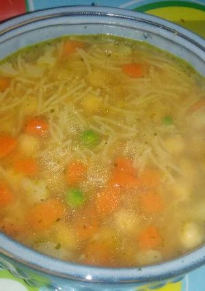 Foto principal de Sopa de garbanzos y fideos con verduras (sin sal)
