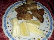 Una foto de cerdo con yuca