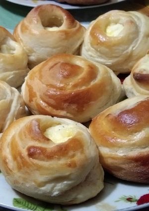 Фото Ватрушки с творогом и изюмом. Ватрушки с колбасным сыром.