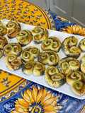 Palmiers feuilletés au pesto de cresson, jambon blanc et pavot bleu