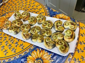 Une photo de Palmiers feuilletés au pesto de cresson, jambon blanc et pavot bleu