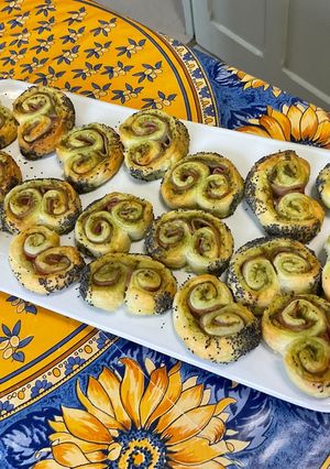 Une photo de Palmiers feuilletés au pesto de cresson, jambon blanc et pavot bleu