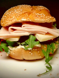 Una foto de Sándwich de Pechuga de Pavo, Queso, Rúcula, Tomate y Mayonesa de Curry.
