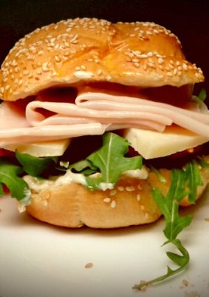 Foto principal de Sándwich de Pechuga de Pavo, Queso, Rúcula, Tomate y Mayonesa de Curry.