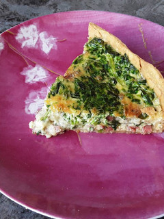 Una foto de Quiche de jamón serrano, queso la Peral y espinacas