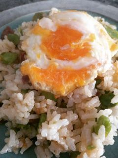 Una foto de Arroz salteado con habas y chorizo