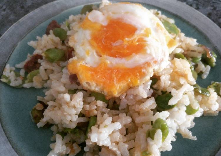 Arroz salteado con habas y chorizo