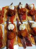 Mini tostas con tomate cherrys confitados, mermelada de pimiento y anchoas