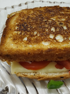மல்டிக்ரேயின் சாண்ட்விச் (Multigrain Sandwich Recipe in Tamil) செய்முறை முக்கிய புகைப்படம்