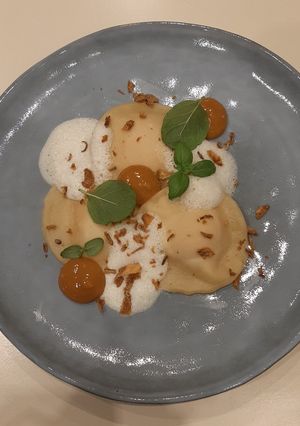Zdjęcie przepisu Ravioli z kremowym żółtkiem, cebula, emulsja ze śmietany.
