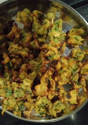 મેથી-પાલકના ભજીયા(Methi palak pakoda recipe in Gujarati) રેસીપી મુખ્ય ફોટો