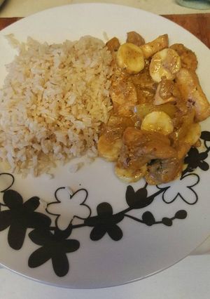 A picture of Chicken Korma Curry with Banana for 1 person.