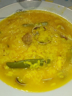 Una foto de Arroz caldoso con caldo de pescado casero y chirlas