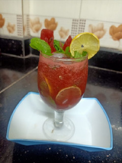 વોટર મેલોન મોઇતો (Watermelon Mojito Recipe In Gujarati) રેસીપી મુખ્ય ફોટો