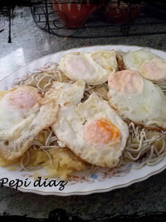 Una foto de Revuelto de patatas y gulas