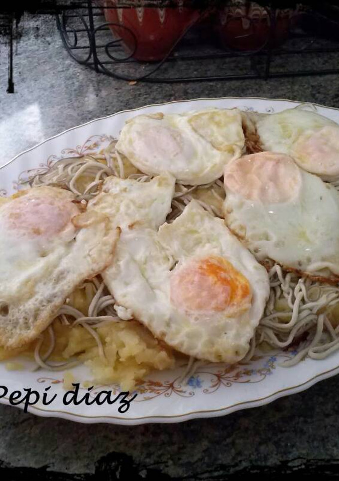Una foto de Revuelto de patatas y gulas