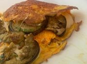 Una foto de omelette berenjena