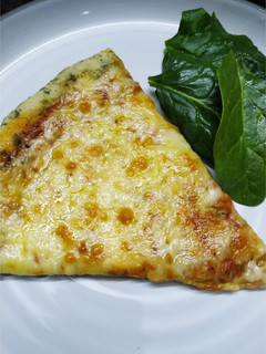Una foto de Pizza con masa de espinaca 🥬🍕