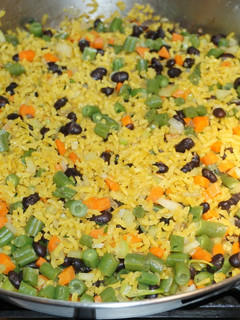 Una foto de ARROZ AMARILLO CON POROTOS NEGROS.JON STYLE