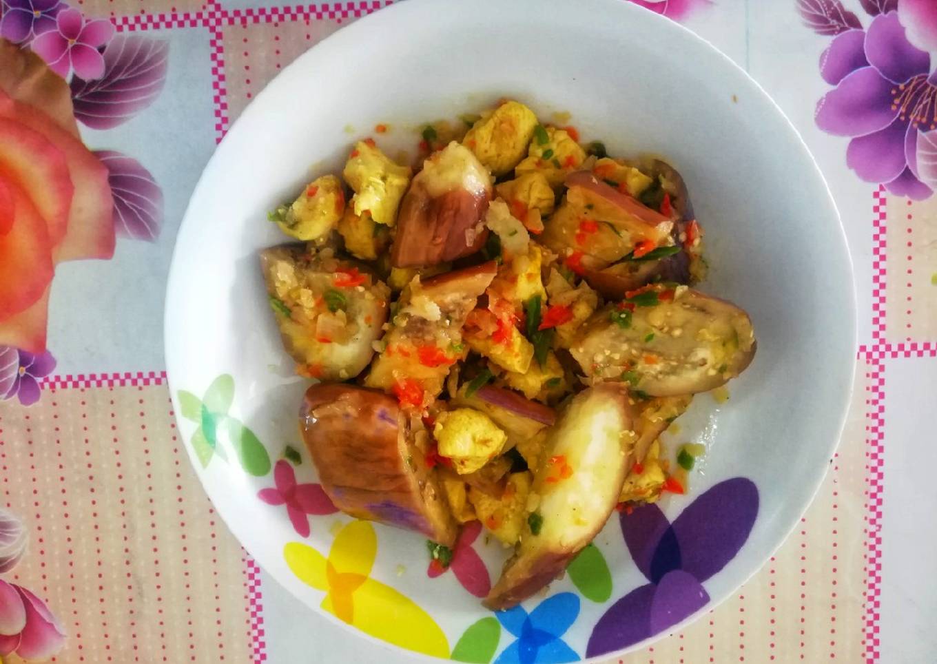 Terung goreng dengan lada dan ayam kisar