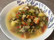 Una foto de caldo de mariscos