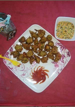 A picture of Mix daal pakode.