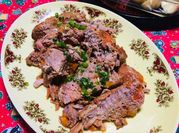 Una foto de comida china con carne molida de puerco