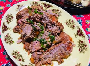 Una foto de Lomo de Cerdo en olla a presión (express) con ensalada de papas cocktail!!