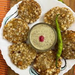 A picture of Sabudana Vada with Coconut Chutney.