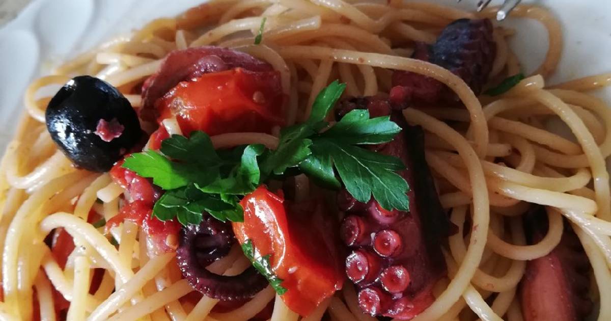 Ricetta Spaghetti con polpi, olive e pomodorini di agrodolce.nara ‍ -  Cookpad