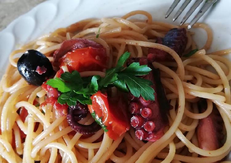 Spaghetti con polpi, olive e pomodorini