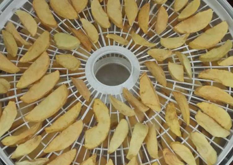 Dehydrated apples and bananas