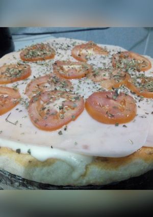 Una foto de Pizza napolitana🍕🍕🍕🍕