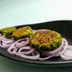 A picture of Broccoli Spinch pea shammi.