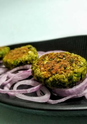 A picture of Broccoli Spinch pea shammi.