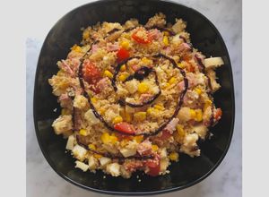 Foto di Cous cous con mais, mortadella, mozzarella, pomodori e aceto balsamico🌽🍅