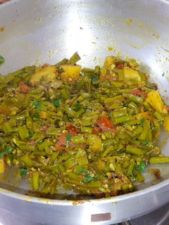बीन्स आलू की सब्जी (Beans Aloo ki sabzi recipe in hindi) रेसिपी मुख्य फोटो