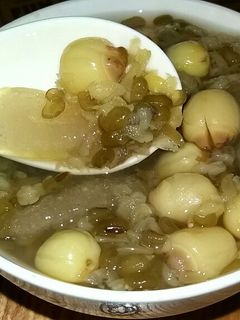 Hình của món Chè đậu xanh hạt sen.