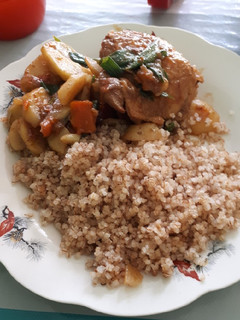 Una foto de Quinoa con estofado de pollo