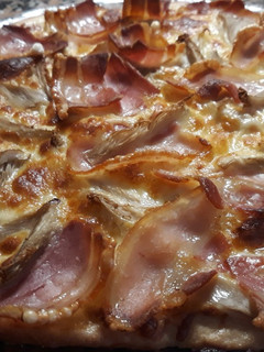 Una foto de Pizza de panceta ahumada con girgolas