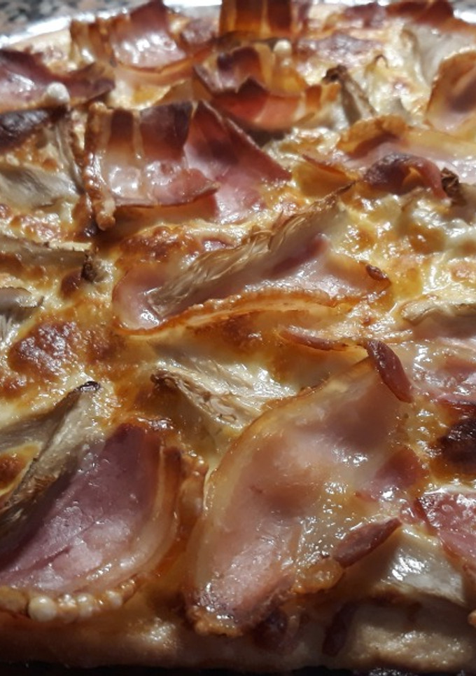Una foto de Pizza de panceta ahumada con girgolas
